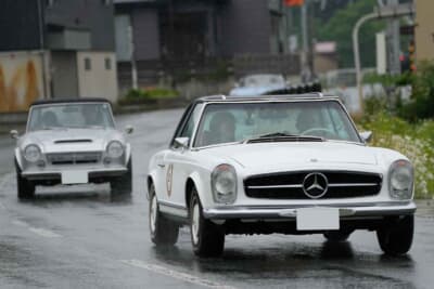 メルセデス・ベンツ 280SL（手前）とダットサン フェアレディ SPL311