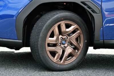 SPORT:ホイールは18インチでブロンズカラーを装着。X-BREAKはブラックとなる。タイヤサイズは225/55R18のオールシーズン