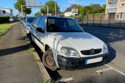 以前に比べてフランスで見かけるクルマが随分とキレイになりましたが、こんな状態の車両もいまだに走っています