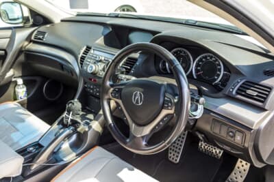 ホンダ アコードツアラー：ステアリングにもアキュラのマークを装着