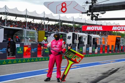 TOYOTA GAZOO Racingのロリーポップマンのレーシングスーツはピンク。可愛い!