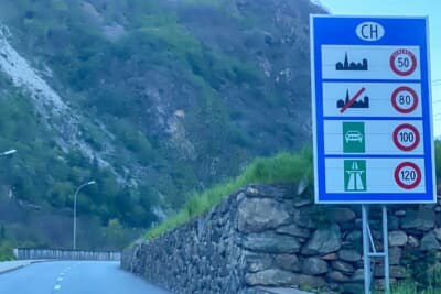 スイスに入国すると制限速度の標識が出てきます