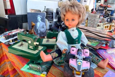 売っているのもはレトロなおもちゃや食器、古着、自転車、靴、絵、お鍋、木材などなんでもありです