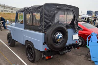 日産 2代目 パトロール:前輪ハブの突起が車幅を超えないようにフロントフェンダーに装着された鰹節状のオーバーフェンダーはこの年式の特徴