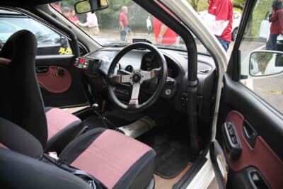 スバル ヴィヴィオRX-R：インテリア。ロールゲージ付きの本格マシンだ