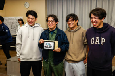 2025年からシャンパンのボトルには前ラウンドで活躍したレースカーが描かれる。記念すべき1回目は3月の耐久レースで優勝した829号車だ