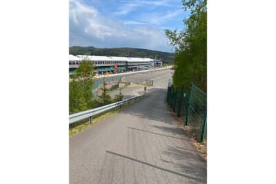 関係者用駐車場からパドックへ向けて急な坂を下ります。帰りはこの急勾配の坂を重い荷物を持って上るのが非常に辛いのです