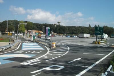 PAやSAは安全のため一方通行となっており、周回しながら駐車スペースが空くのを待つのはNG