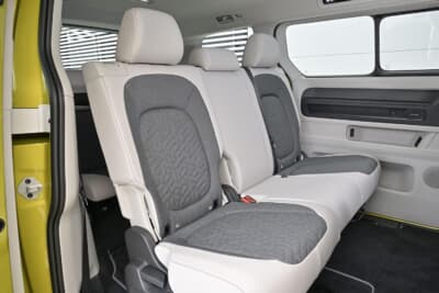 フォルクスワーゲン ID. Buzz Pro ロングホイールベース：2-3-2の3列シートレイアウトでホイールベースを約250mm伸長した7人乗り。写真は2列目シートでロングホイールベースは3人がけとなる