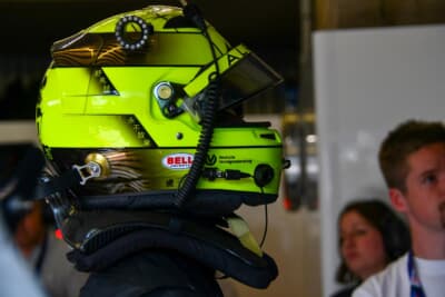 ミック・シューマッハのヘルメットには中国語? が描かれていました