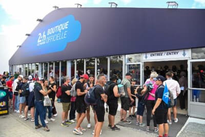 ショップは入場制限がかかる程の大行列