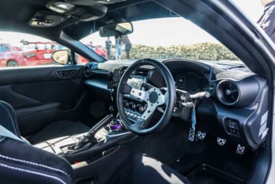 トヨタ GR86：インテリアはGOODGUNのバケットシートにGHOST EXPODのディープコーンステアリングをチョイスしている