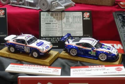 ビーマックス：1/24スケール ポルシェ 911カレラ3.2 4×41984 パリ・ダカールラリーウィナー（左）、1/24スケール ポルシェ 911RSR 2018 ル・マン24時間レース カーナンバー91