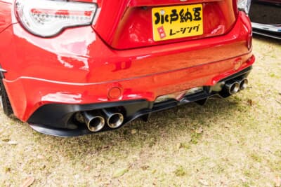 トヨタ 86：カーボン地や後述するホイールを含めたブラックのパーツをバランスよく装着することで、スポーティなスタイルとなっている