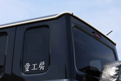 スズキ ジムニー ノマド：ドレインガーターモールは、ボディをぐるっと1周するデザインになっている