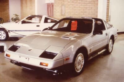 ハワイで結婚式を挙げ、その足でホノルル日産を訪れ、フェアレディZの日産50周年記念車を撮影した