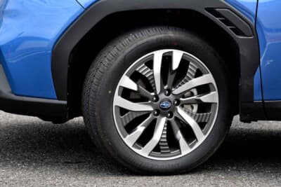 プレミアム:19インチの切削デザインのホイールを装着。タイヤサイズは235/50R19と18インチよりタイヤ外径が大きい