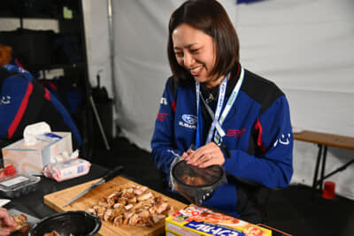 スモークしたチキンを投入