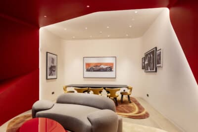 フェラーリの新CIは、来場者体験の質をさらに高め、ブランドのDNAおよび価値観と調和する空間の創出を目的としている