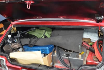 日産 サニークーペ：トランクには工具やパーツが満載