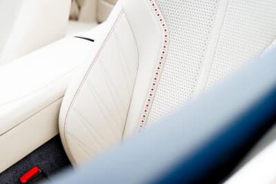 アストンマーティン DB12 ヴォランテ パームビーチエディション：アイボリーレザーにスパイシーレッドのステッチを施した