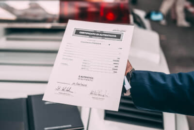 ランボルギーニ カウンタックLP400Sは認定プロセスを受け、検証内容を記録・保証する正式な認証書類が、ヴィラ・グルメッロにてオーナーに渡された