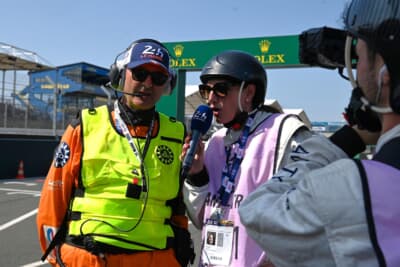 フリープラクティス中にはコースマーシャルの方もTVレポーターの方にインタビューされていました