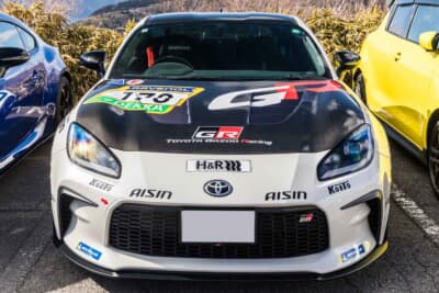 トヨタ GR86：2024年のニュル耐久シリーズにエントリーしたGRスープラGT4 EVOのグラフィックをオマージュしている