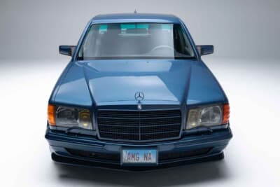 メルセデス・ベンツ「500SEL 5.0 AMG ブルーベリー」（C）Courtesy of RM Sotheby's