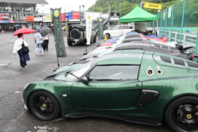 岡崎市にある、英国＆ライトウエイトスポーツカー専門店「ACマインズ」が出展。ハートFMのジェイムス氏によるデモカー走行もおこなわれた