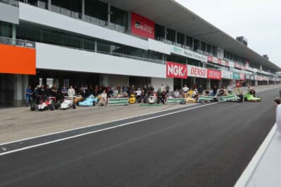 全参加者にイベントスタッフ全員も加わった集合写真。走った人も走りを支えた人も、 たっぷりの笑顔は共通していた