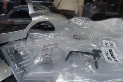 1/8スケールのメルセデス・ベンツ300SLRのインパネとスピンナーパーツの袋。スピンナーは直径1cmはある