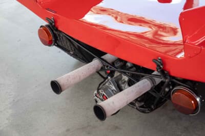 アバルト 3000SP：マフラーは2本出し。耐熱対策でホワイトに塗装されている