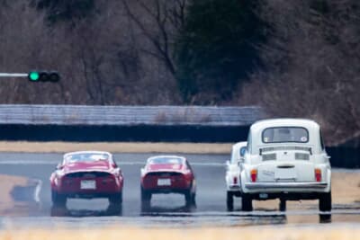 フィアット アバルト595SS：このイベントらしく、1000ccのビアルベロ（DOHC）エンジンのマシンが豪快に抜き去るシーンも