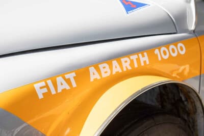 フィアット アバルト1000TCR:ボディのサイドラインも塗装がされている