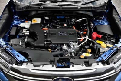 プレミアム:2.5L水平対向4気筒エンジン+モーターのハイブリッド。トヨタのTHS-IIの技術が投入されている。エンジンは160ps/209N・m、駆動用モーターは119.6ps/270N・mを発揮する