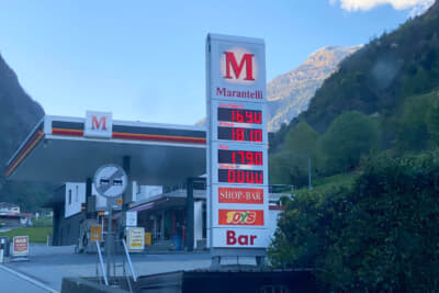 スイスのガソリンスタンド。通貨はスイスフランです