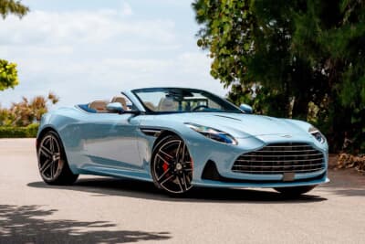 アストンマーティン DB12 ヴォランテ パームビーチエディション：エクステリアには、Q by Aston Martin専用のフロステッド・グラス・ブルー塗装を採用