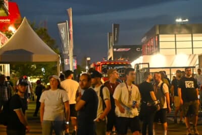 まだレースははじまってない、フリープラクティスの日の夜中もこの賑わいです