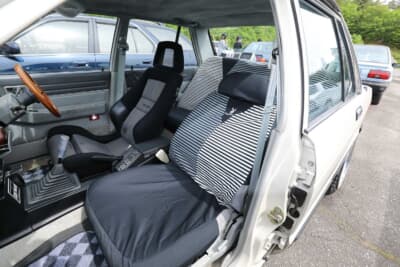 日産 6代目 910型 ブルーバード：当時物のプレイボーイのストライプのシートカバーを装着