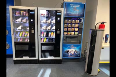 メディアセンターの自動販売機。サンドイッチ（パサパサ）はすぐに売り切れます。コーヒーはル・マン24時間レース期間中は無料で飲めます