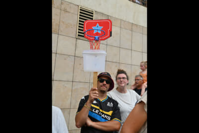 ノベルティを投げ込んでもらうのにクリエイティブな人々を見かけました