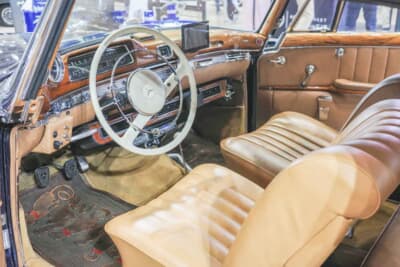 ポントンのオーナーも定期的なイベントへの参加やツーリングを通し、クラシック・メルセデスを楽しんでいる