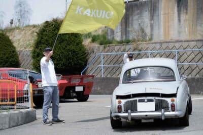 この日、2カ所目となるチェックポイントはガレージなどの建設メーカーであるカクイチ製作所、駆け込んできたのは1964年式ルノー ドーフィン ゴルディーニ敷地内ではPC競技が行われる