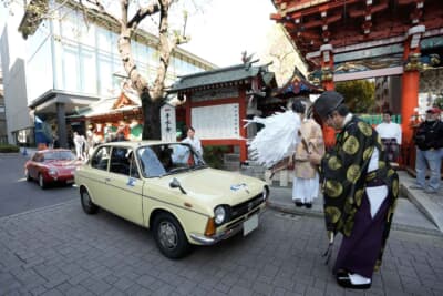 スバルff-1 1300Gスポーツ:コッパディ東京のチェックポイント“神田明神”で交通安全の祈願を受けている辻下さんと愛車スバル ff-1 1300Gスポーツ