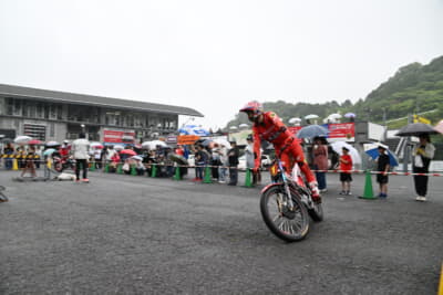 時間が進むにつれて雨脚は強まるなか、トライアルデモはしっかりと行われた