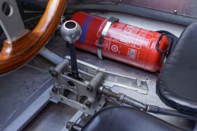 バンディーニ サロンチーノ：ミッドシップにレイアウトされたエンジン、シフトは長いリンケージを通してコックピットのセンターへと導かれている、助手席には消化器を備えている