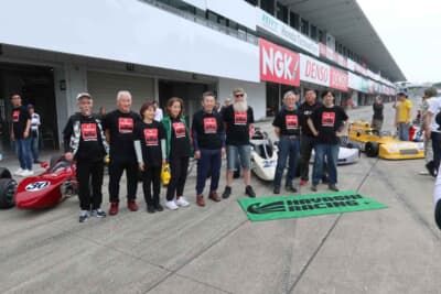 こちらはイベントスタッフの集合写真。老若男女が揃いのTシャツを着ているが、懐か しい顔もチラホラ窺える