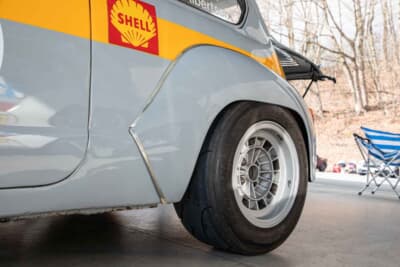 フィアット アバルト1000TCR:幅広タイヤを収めるためにFRP製のフェンダーが装着された