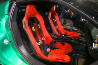 フェラーリ 296スペチアーレ：フルバケットシートにはレース用のシートベルトが装着されている